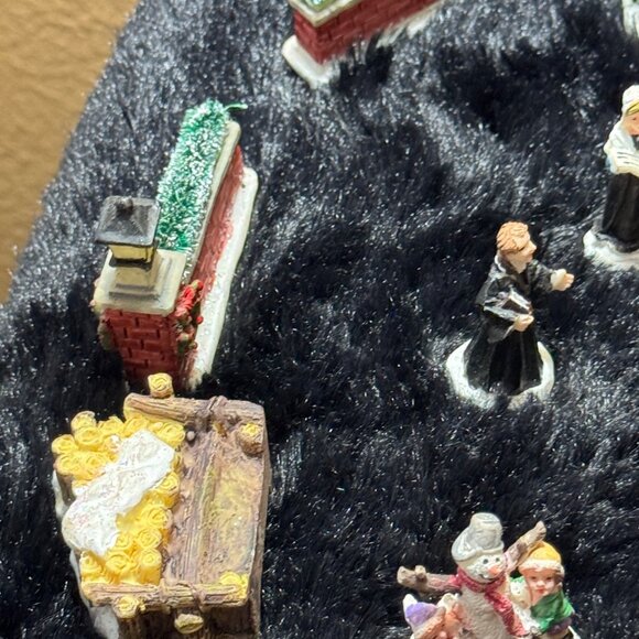 Charming Holiday Miniature Set Featuring 20+ Figurines & Accessories - Picture 5 of 10